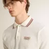 Herenpoloshirt in wit geperforeerd breisel met bordeauxrode gestreepte details