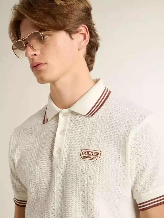 Herenpoloshirt in wit geperforeerd breisel met bordeauxrode gestreepte details