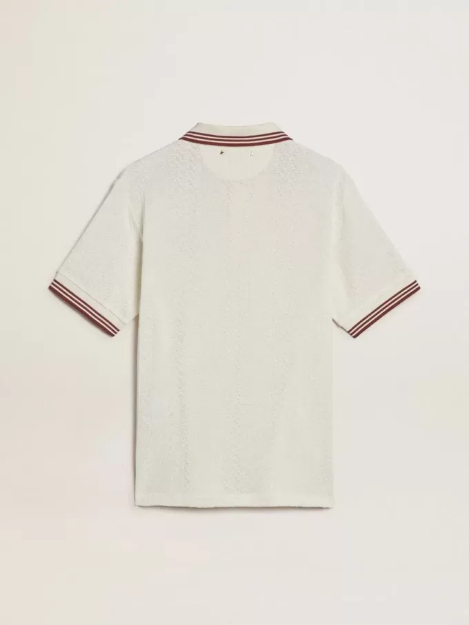 Herenpoloshirt in wit geperforeerd breisel met bordeauxrode gestreepte details