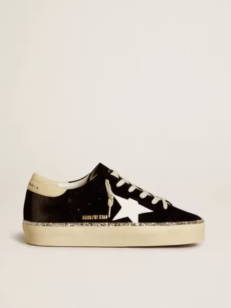 Hi Star in zwart fluweel met witte leren ster en suède hielstuk.