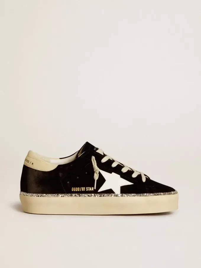 Hi Star in zwart fluweel met witte leren ster en suède hielstuk.