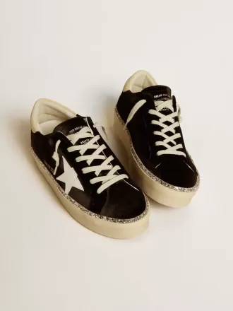 Hi Star in zwart fluweel met witte leren ster en suède hielstuk.