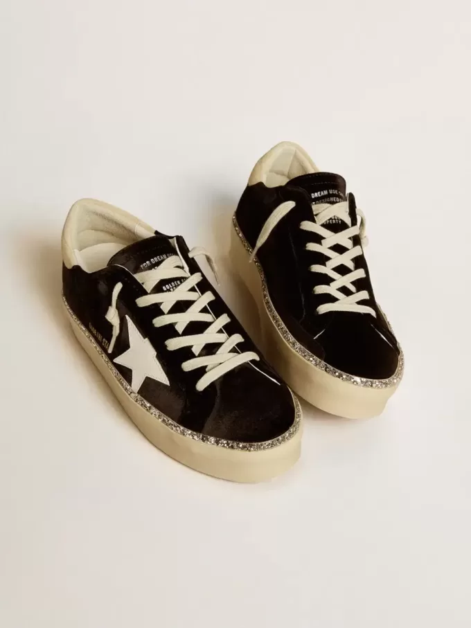Hi Star in zwart fluweel met witte leren ster en suède hielstuk.
