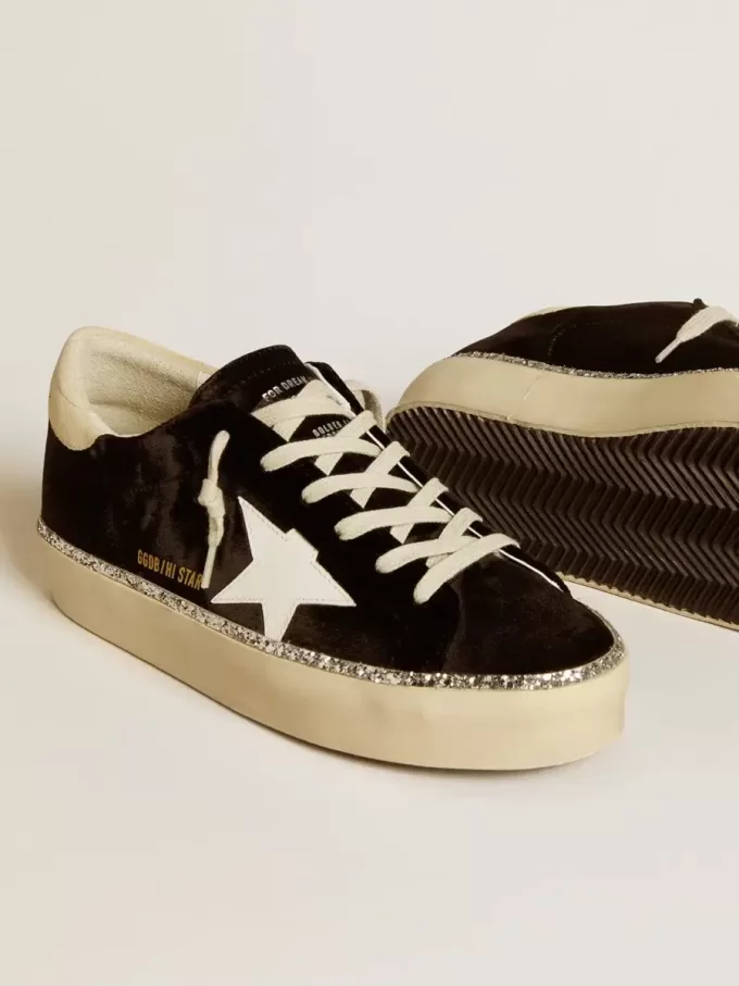 Hi Star in zwart fluweel met witte leren ster en suède hielstuk.