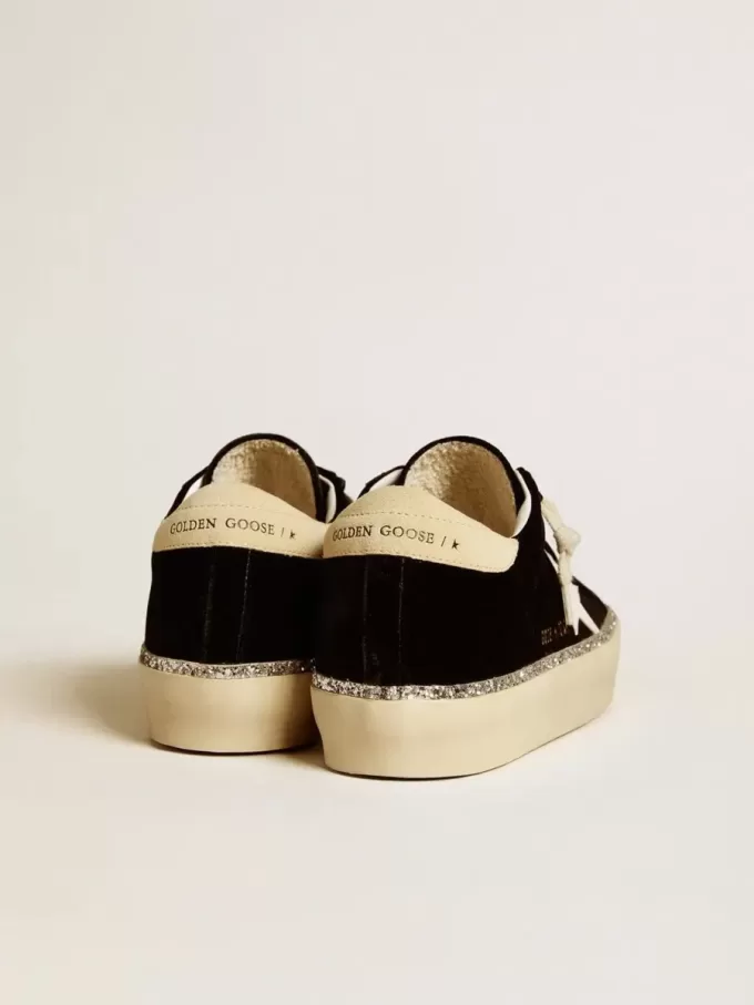 Hi Star in zwart fluweel met witte leren ster en suède hielstuk.