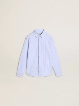 Jongensshirt van lichtblauw en wit gestreept katoen met geborduurd logo