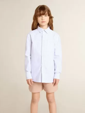 Jongensshirt van lichtblauw en wit gestreept katoen met geborduurd logo