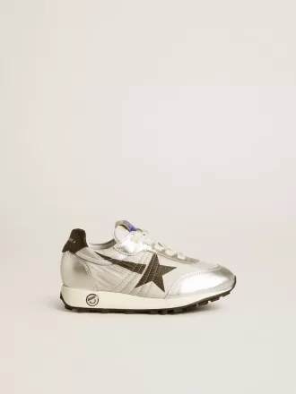 Junior Marathon in zilverkleurig nylon met zwarte ster en leren hielstuk
