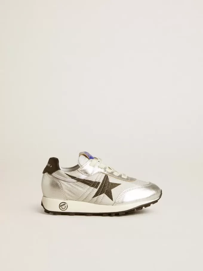 Junior Marathon in zilverkleurig nylon met zwarte ster en leren hielstuk