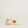 Junior May met fuchsia glitterster en metallic leren hielstuk