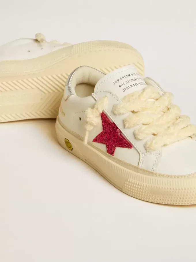 Junior May met fuchsia glitterster en metallic leren hielstuk
