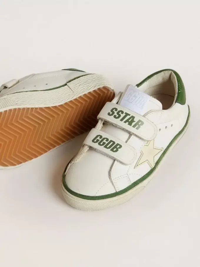 Junior Old School in wit leer met groene nappa hielstuk en groene inzetstukken.