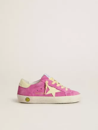 Junior Super-Star in roze suède met lichtgele ster en hiellip.
