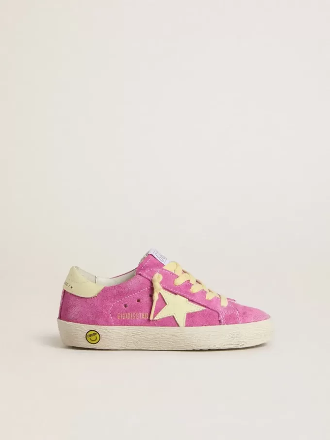 Junior Super-Star in roze suède met lichtgele ster en hiellip.