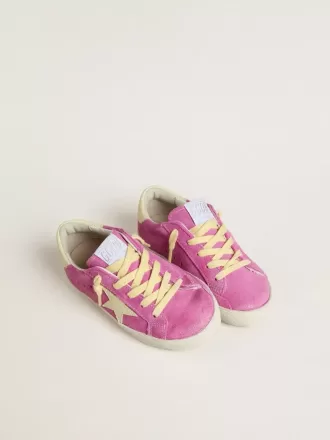 Junior Super-Star in roze suède met lichtgele ster en hiellip.