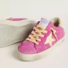 Junior Super-Star in roze suède met lichtgele ster en hiellip.