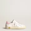 Junior Super-Star in wit leer met zilverkleurige metallic ster en roze hielstuk.