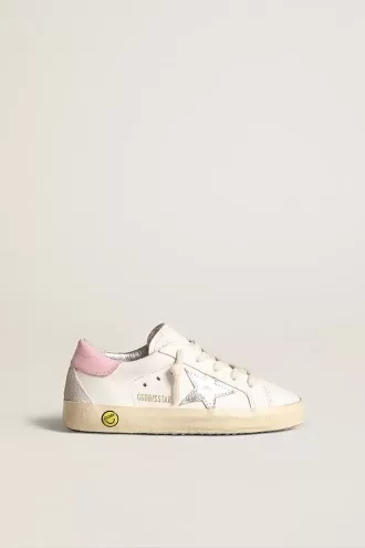 Junior Super-Star in wit leer met zilverkleurige metallic ster en roze hielstuk.
