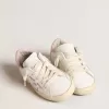 Junior Super-Star in wit leer met zilverkleurige metallic ster en roze hielstuk.