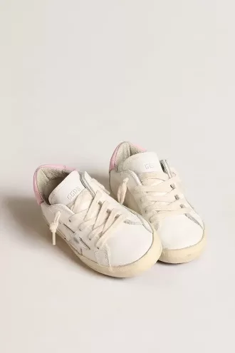 Junior Super-Star in wit leer met zilverkleurige metallic ster en roze hielstuk.
