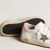 Junior Super-Star in wit leer met zilverkleurige metallic ster en roze hielstuk.