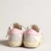 Junior Super-Star in wit leer met zilverkleurige metallic ster en roze hielstuk.