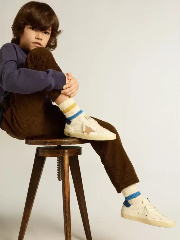 Junior Super-Star van nappaleer met een beige ster en blauwe hiellip.