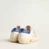 Junior Super-Star van nappaleer met een beige ster en blauwe hiellip.