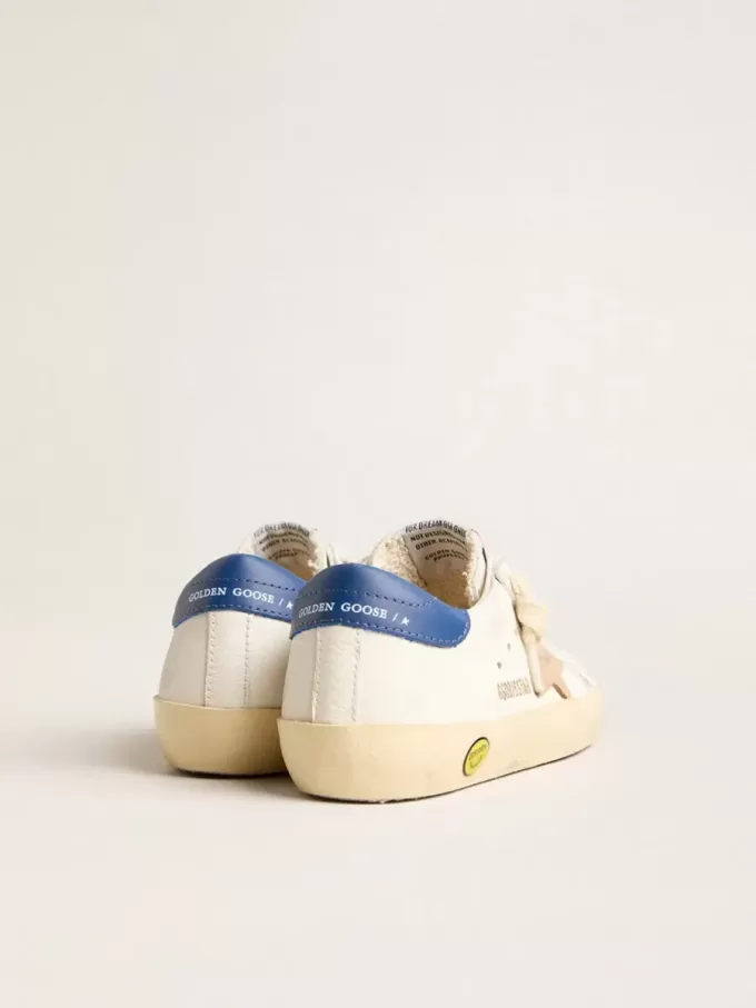 Junior Super-Star van nappaleer met een beige ster en blauwe hiellip.
