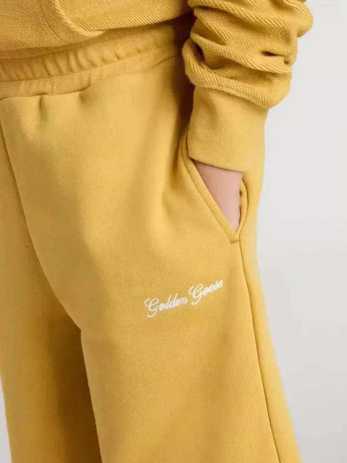 Kinderjoggingbroek in okergeel met borduursel