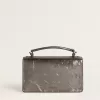 Kleine Venezia-tas in antracietgrijs metallic leer met zwarte details