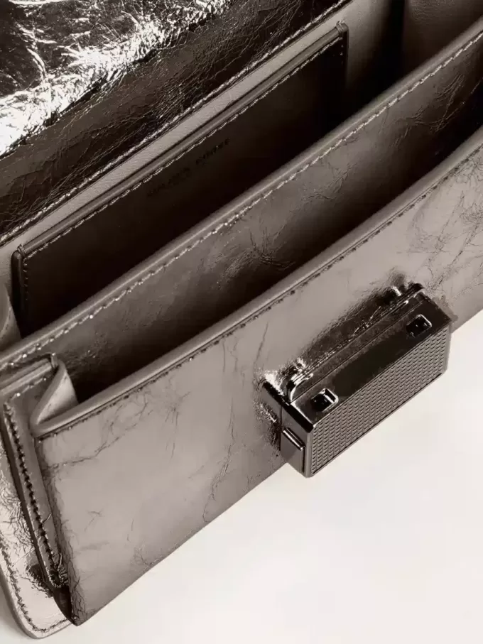 Kleine Venezia-tas in antracietgrijs metallic leer met zwarte details