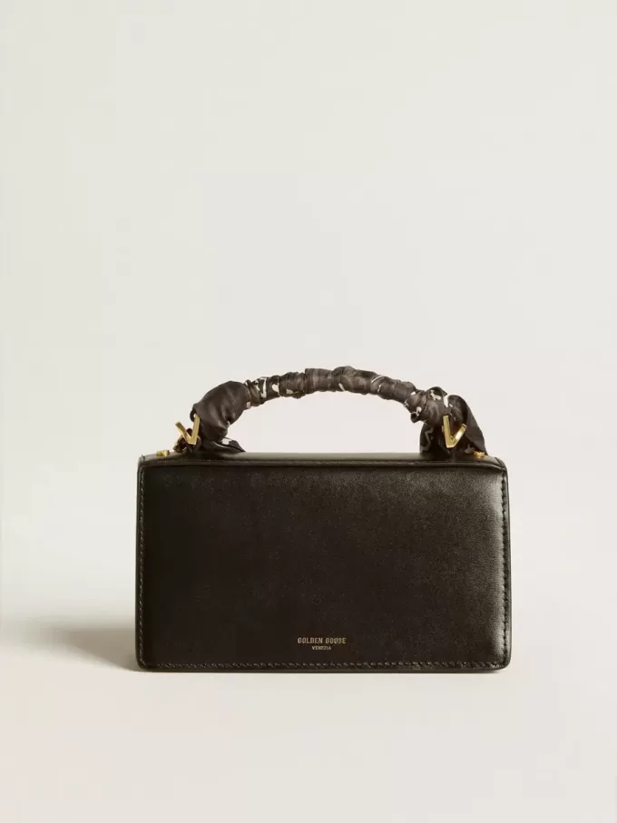 Kleine Venezia-tas in zwart leer met zijden sjaal en bedeltje