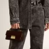 Kleine Venezia-tas van donkerbruin gelamineerd leer met gouden details