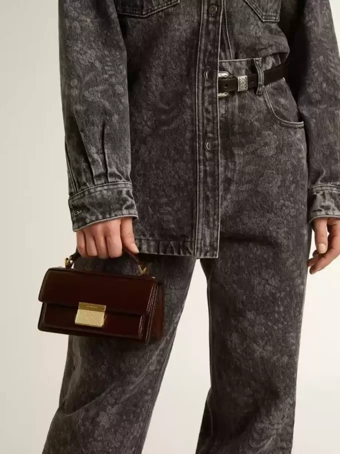 Kleine Venezia-tas van donkerbruin gelamineerd leer met gouden details