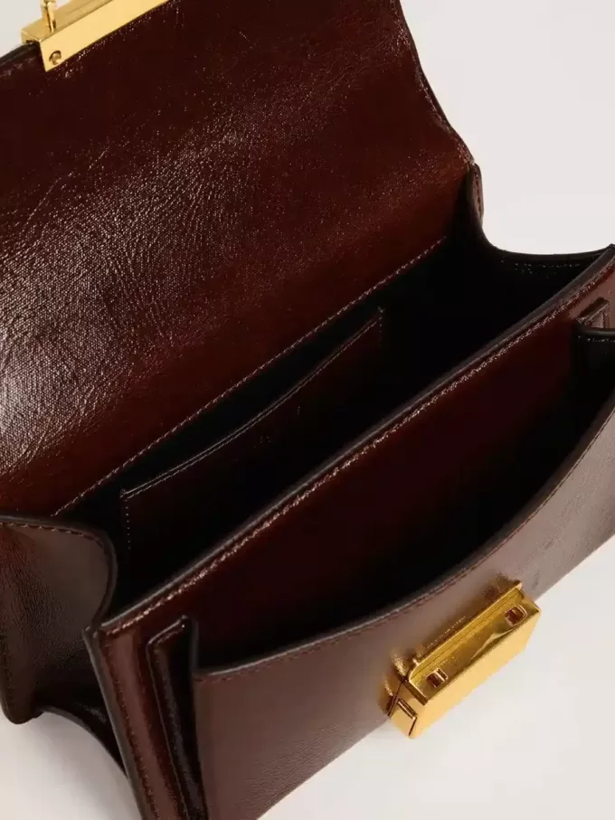 Kleine Venezia-tas van donkerbruin gelamineerd leer met gouden details