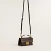 Kleine Venezia-tas van donkerbruin leer met gouden gesp