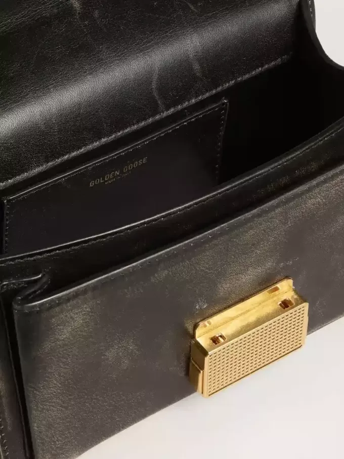 Kleine Venezia-tas van donkerbruin leer met gouden gesp