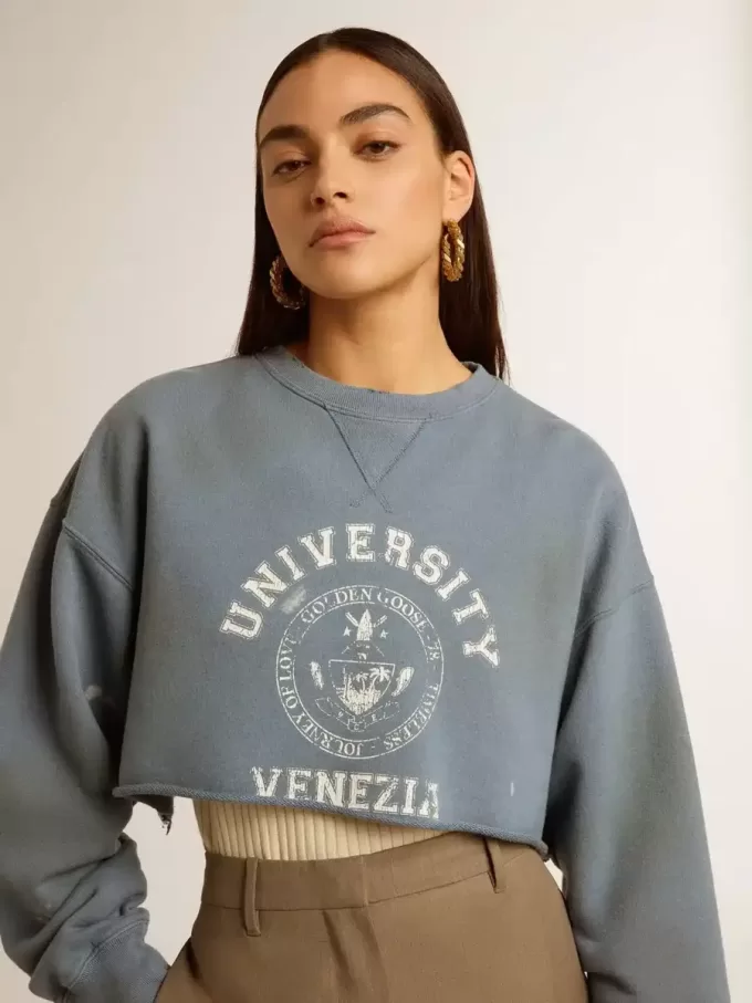 Kort sweatshirt in babyblauw met distressed afwerking