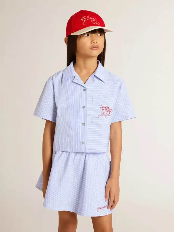 Korte blouse voor meisjes van gestreept lichtblauw katoen