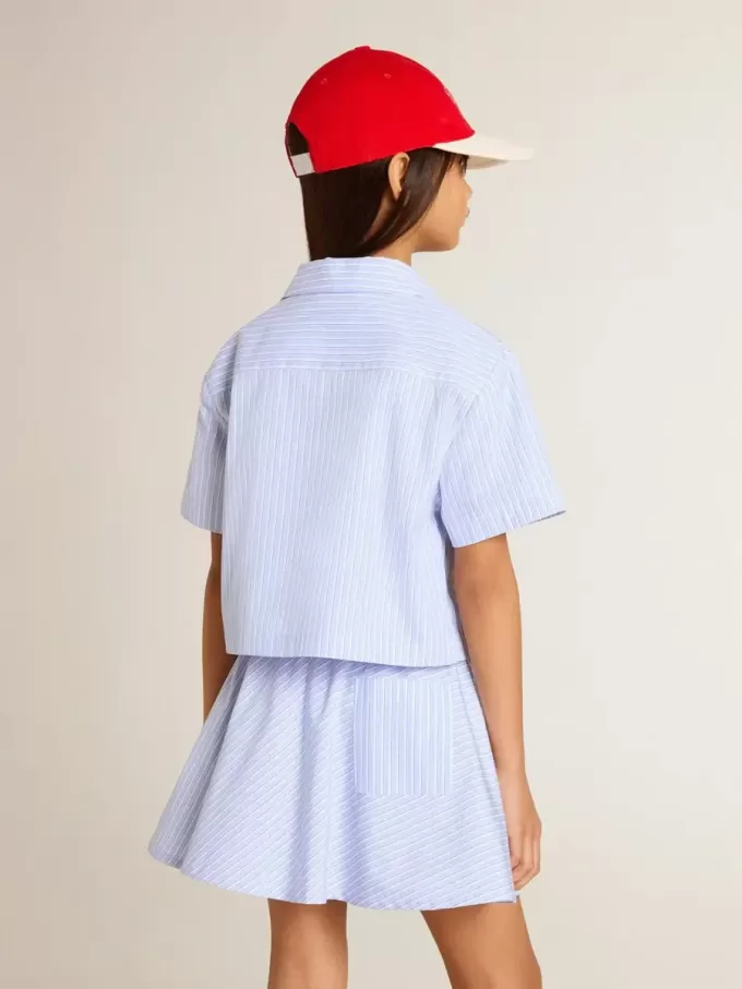Korte blouse voor meisjes van gestreept lichtblauw katoen