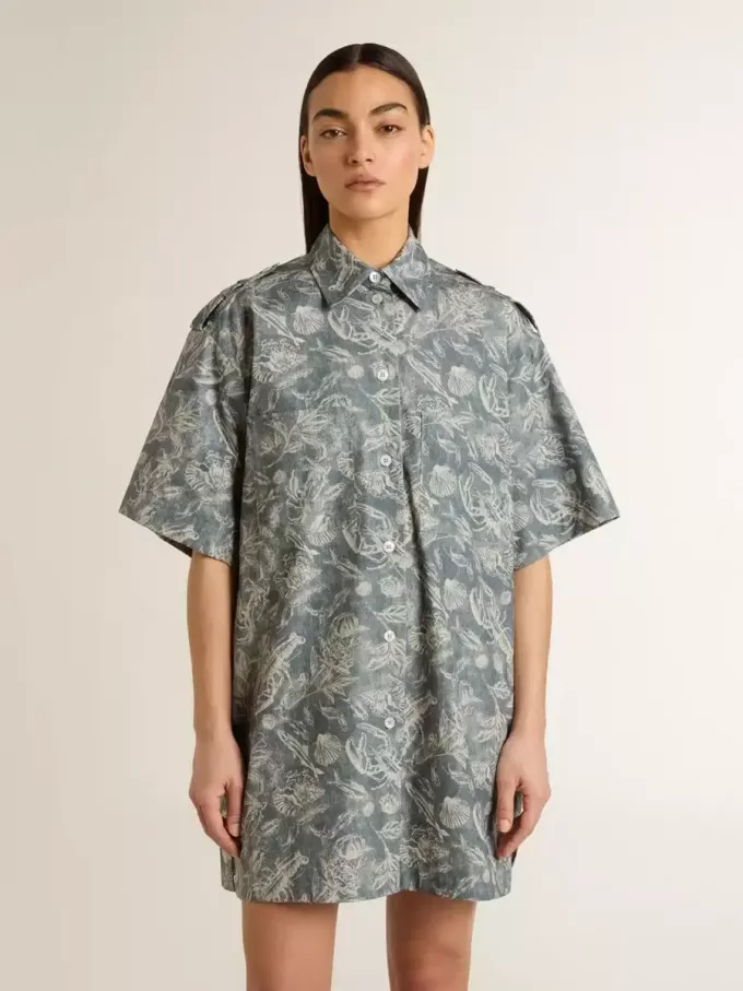 Korte overhemdjurk voor dames van lichtblauw katoenpopeline met all-over maritieme print