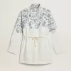 Korte shirtjurk voor dames van wit gestreept katoen met een blauwe maritieme print.