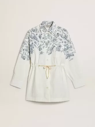 Korte shirtjurk voor dames van wit gestreept katoen met een blauwe maritieme print.