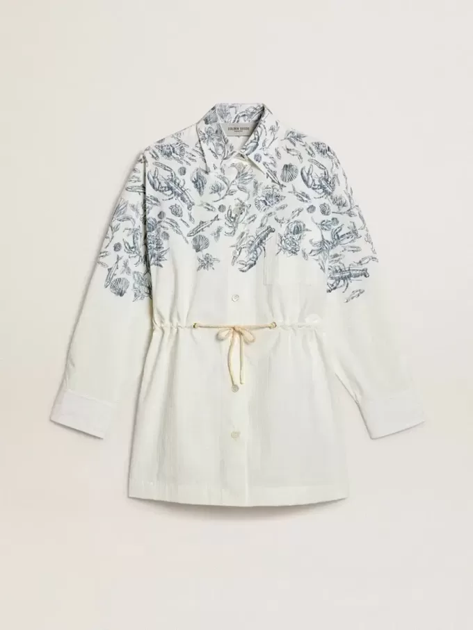 Korte shirtjurk voor dames van wit gestreept katoen met een blauwe maritieme print.