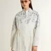 Korte shirtjurk voor dames van wit gestreept katoen met een blauwe maritieme print.