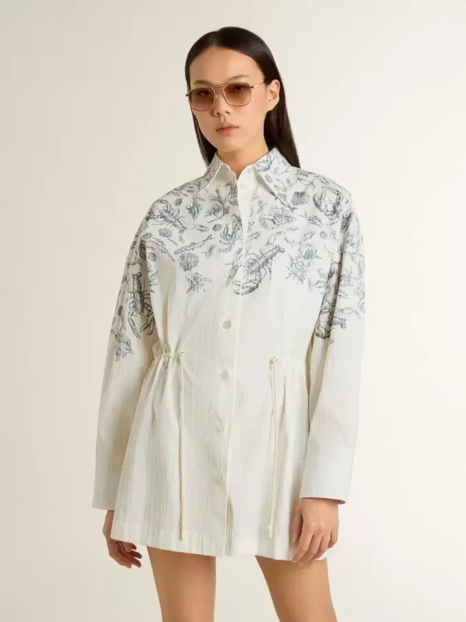 Korte shirtjurk voor dames van wit gestreept katoen met een blauwe maritieme print.
