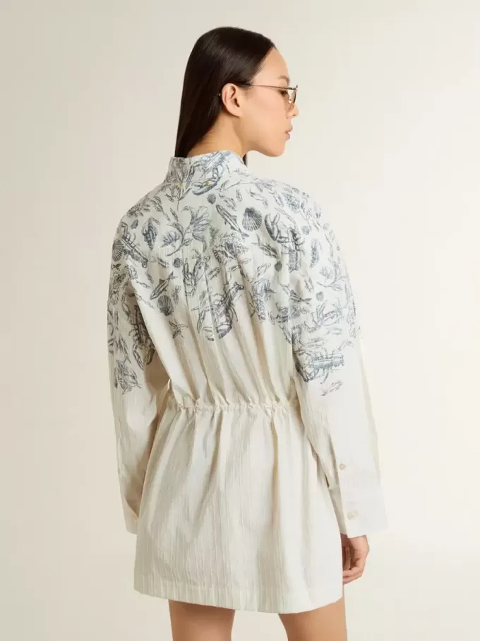 Korte shirtjurk voor dames van wit gestreept katoen met een blauwe maritieme print.