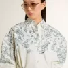 Korte shirtjurk voor dames van wit gestreept katoen met een blauwe maritieme print.