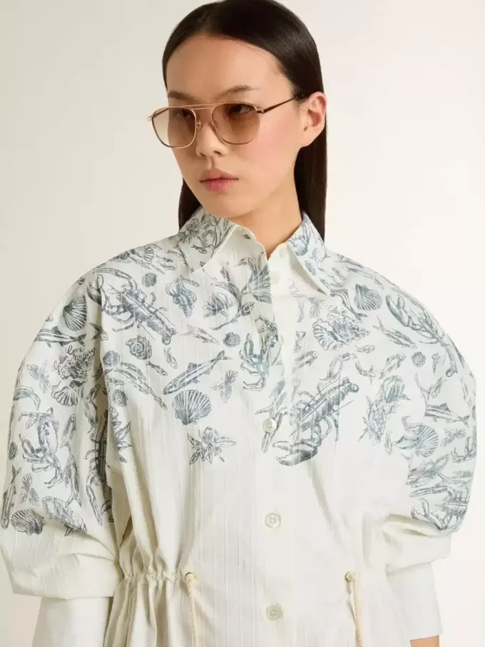 Korte shirtjurk voor dames van wit gestreept katoen met een blauwe maritieme print.